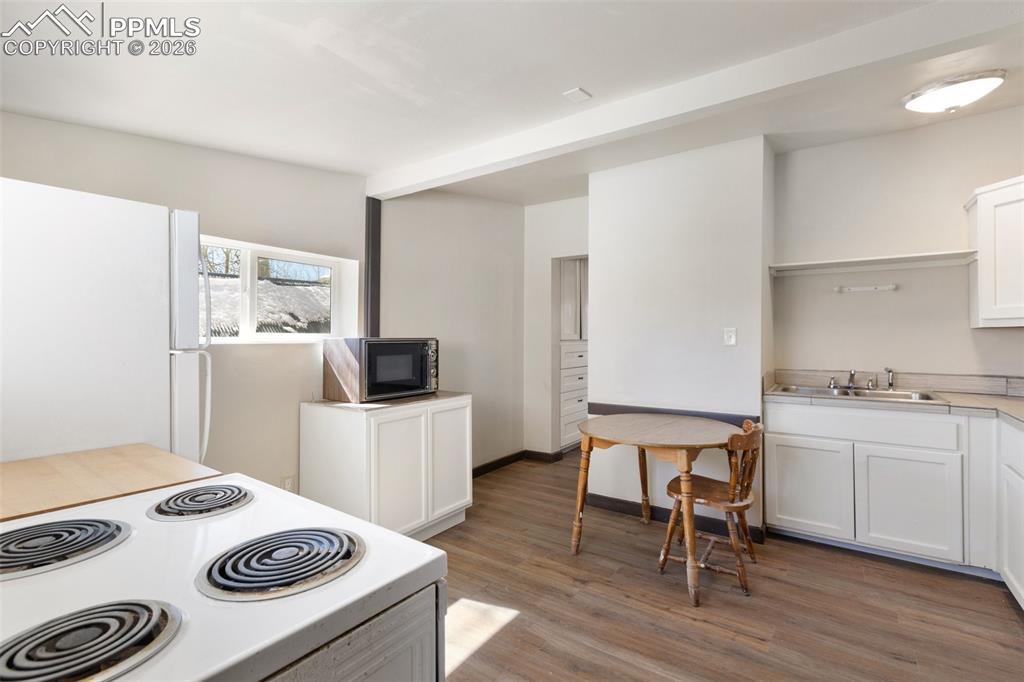 Image 26 of 35: Kitchen