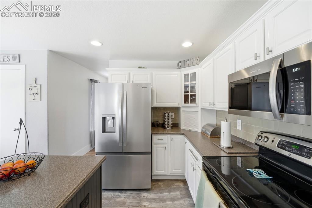 Image 17 of 49: Kitchen