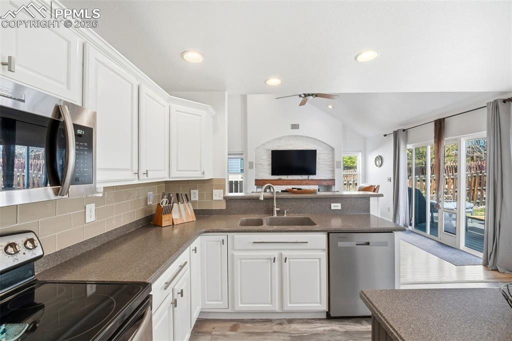 Image 18 of 49: Kitchen