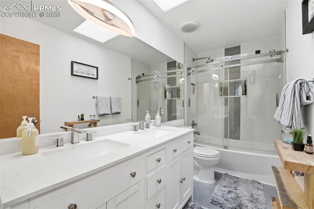 Image 31 of 49: Bathroom