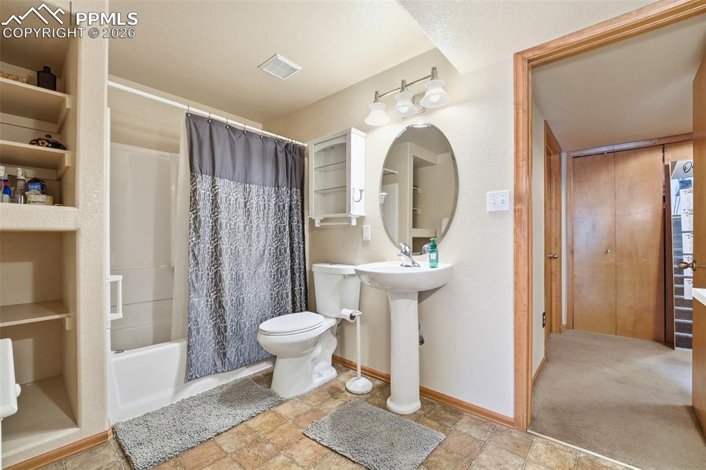 Image 34 of 49: Bathroom