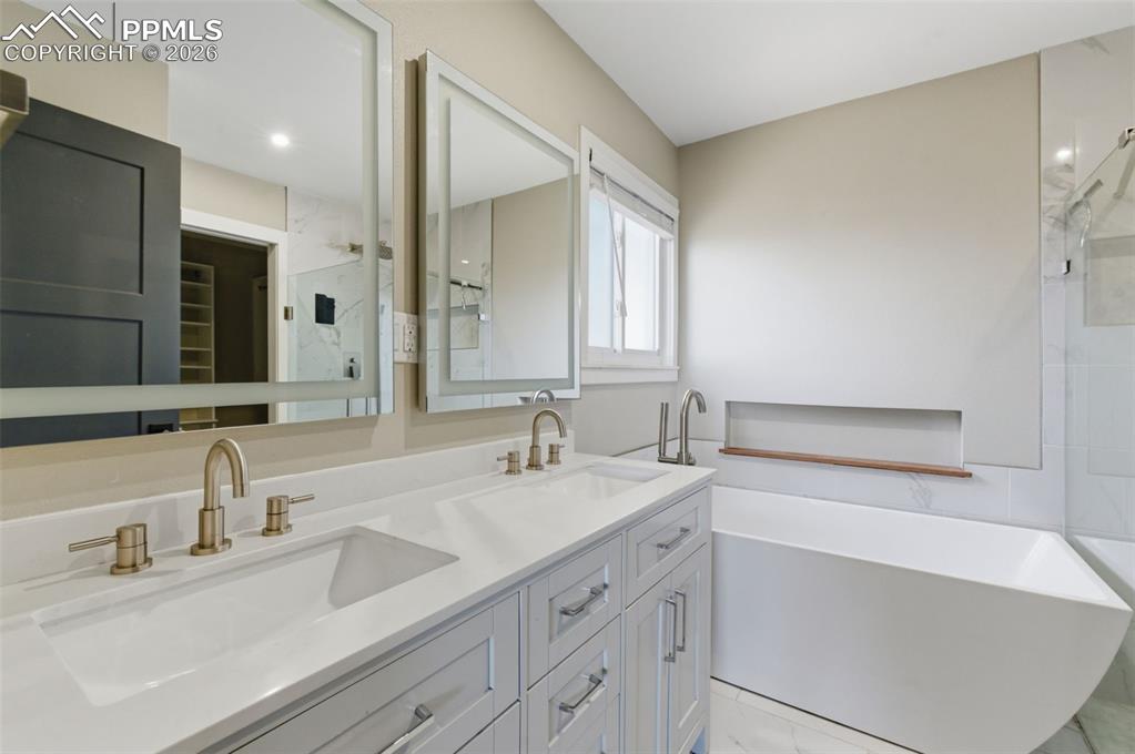 Image 16 of 39: Bathroom