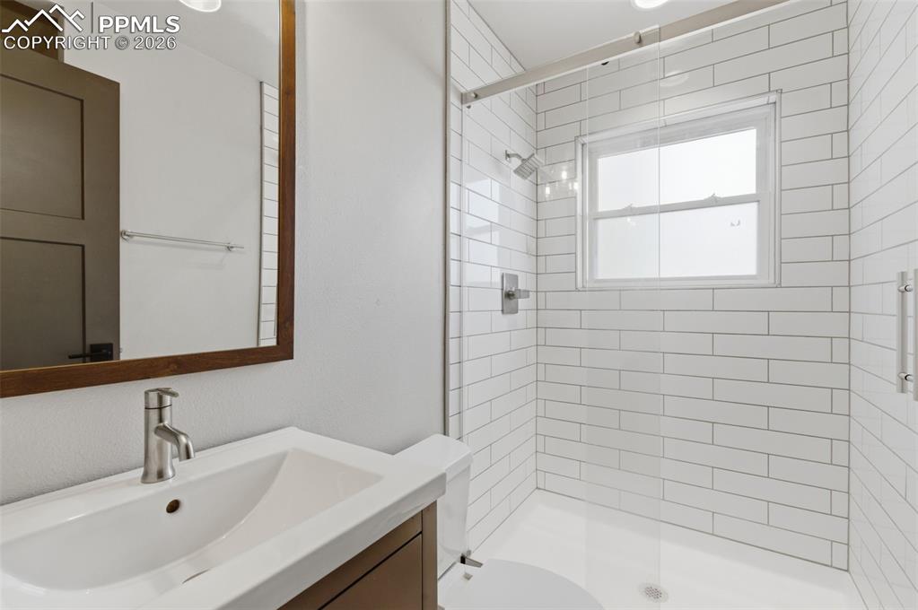 Image 19 of 39: Bathroom