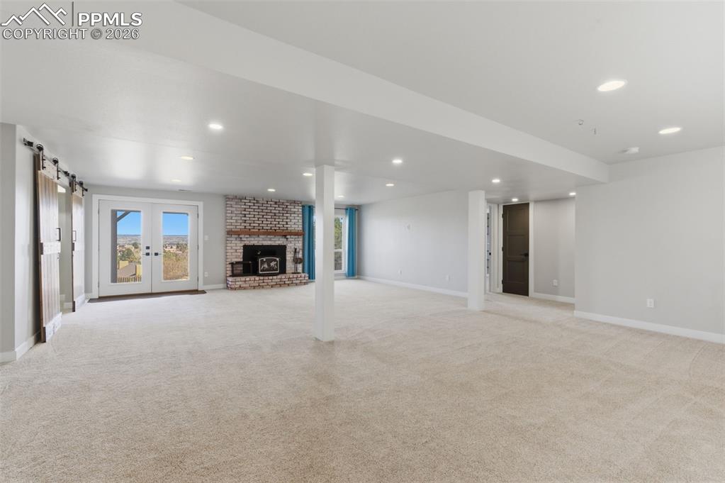 Image 21 of 39: Living Room