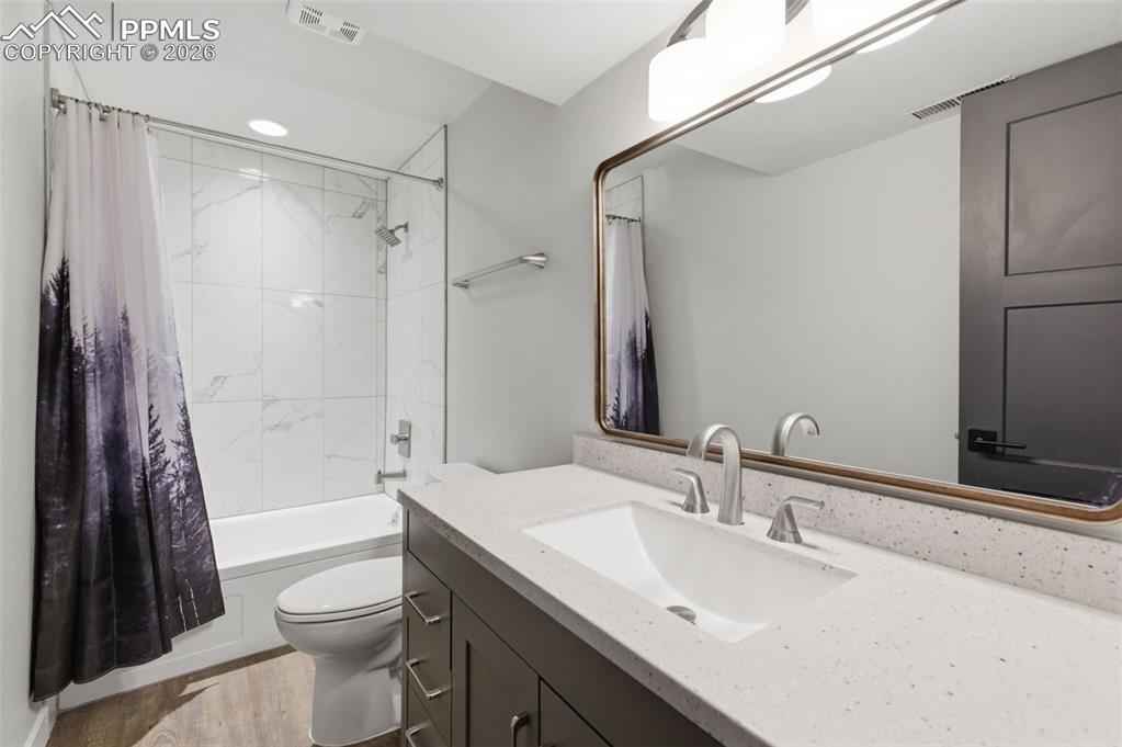 Image 24 of 39: Bathroom