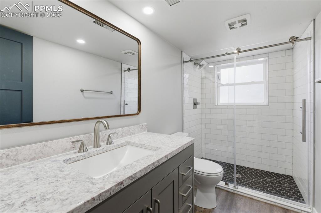 Image 27 of 39: Bathroom