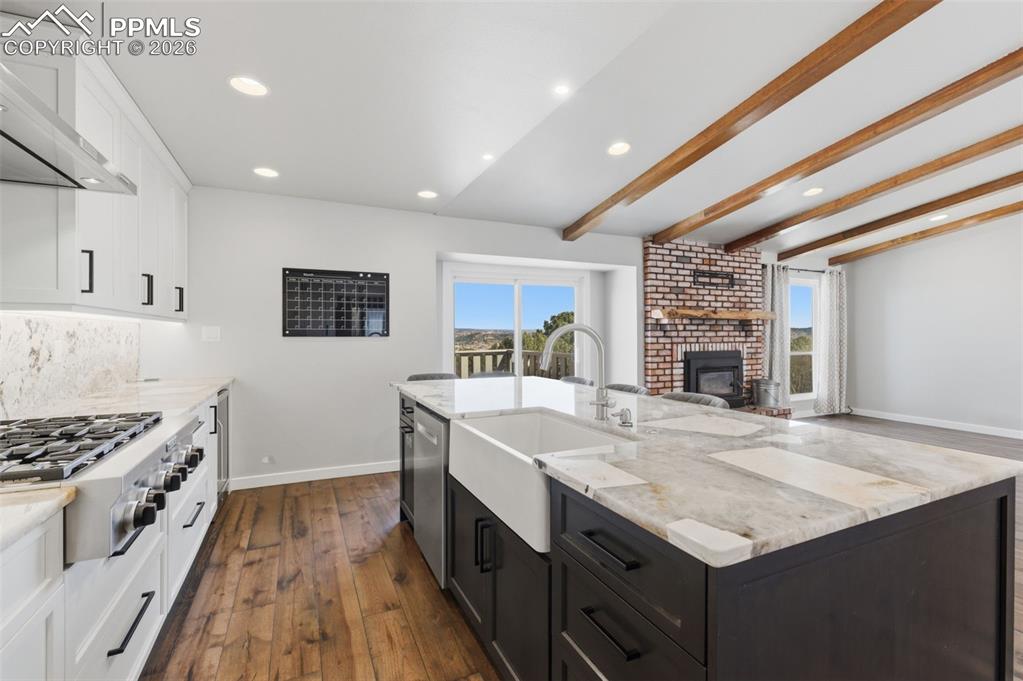 Image 9 of 39: Kitchen