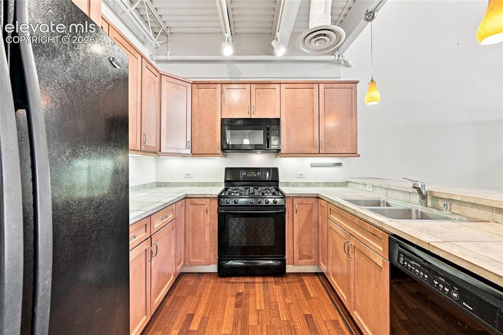 Image 18 of 50: Kitchen