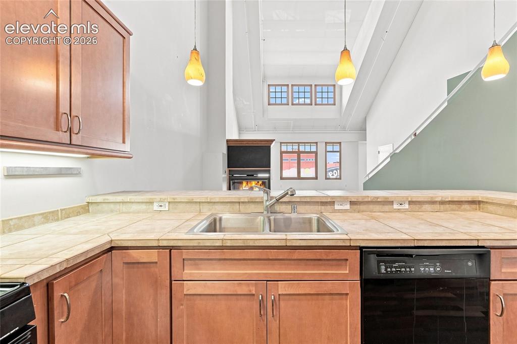 Image 19 of 50: Kitchen