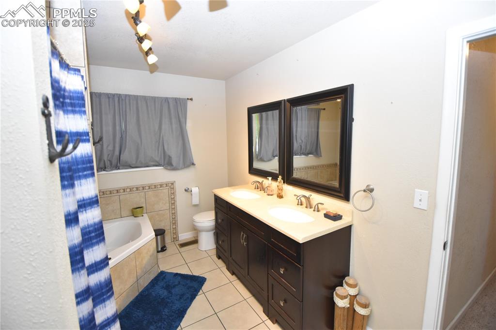 Image 14 of 31: Bathroom
