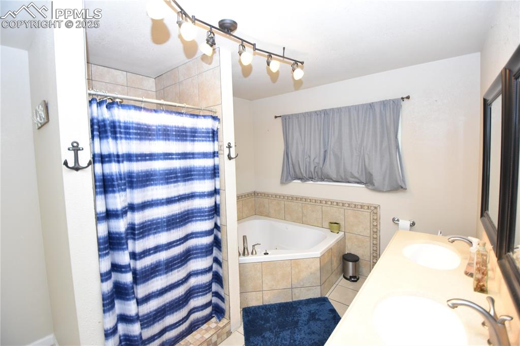 Image 15 of 31: Bathroom