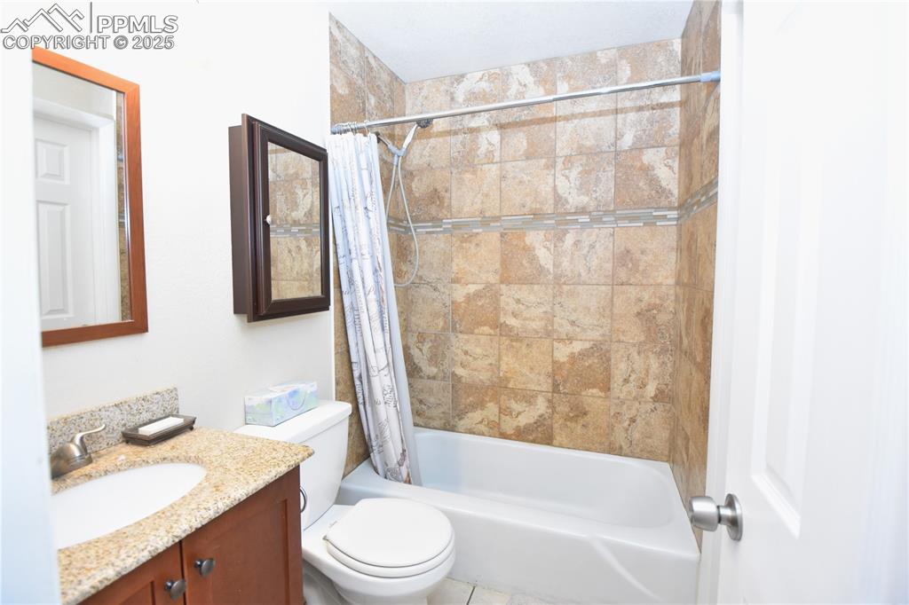 Image 16 of 31: Bathroom
