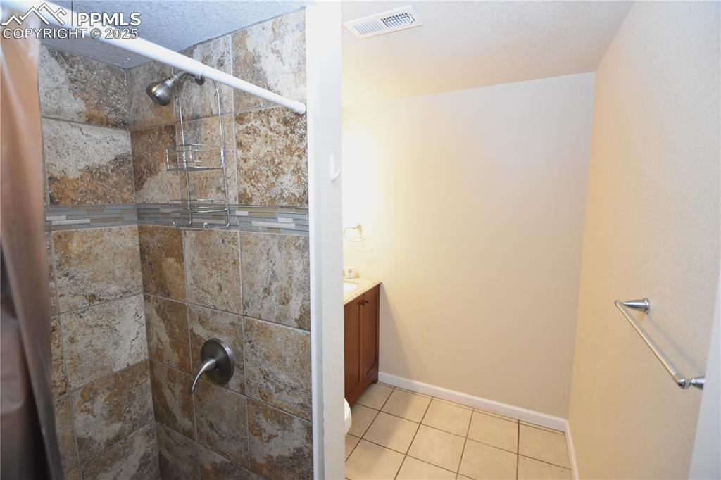 Image 18 of 31: Bathroom