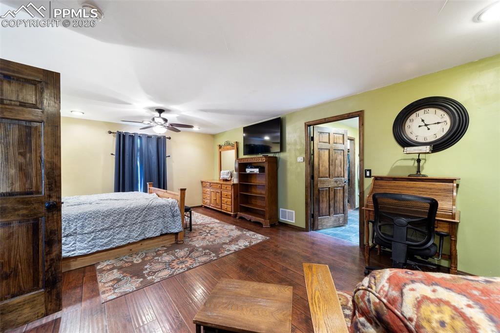 Image 11 of 30: Bedroom