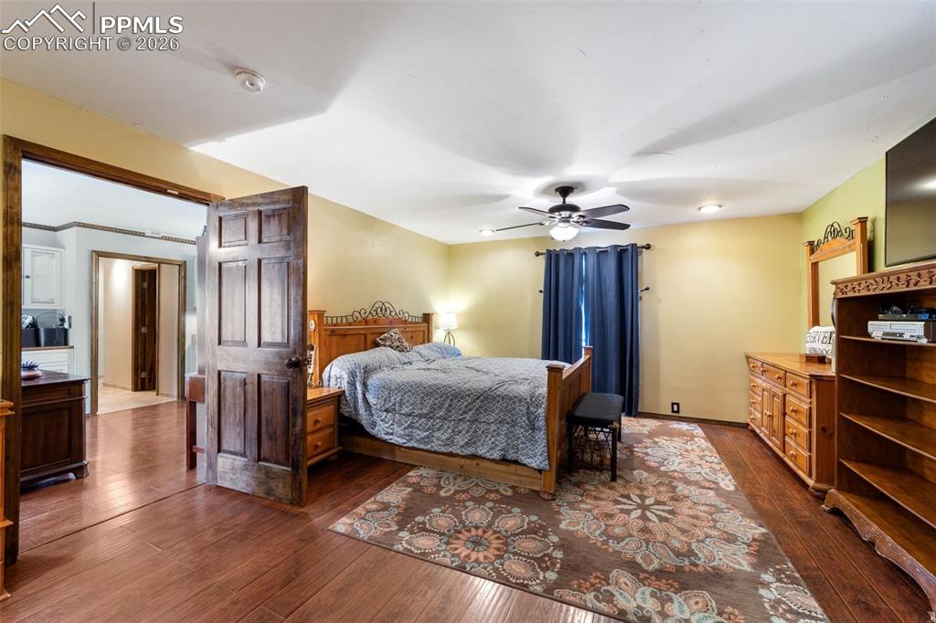 Image 12 of 30: Bedroom