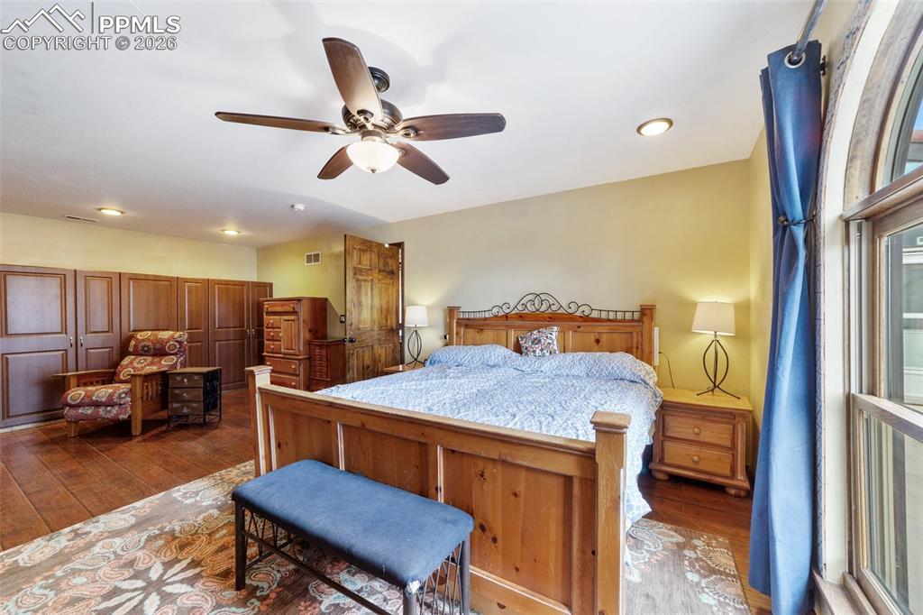 Image 13 of 30: Bedroom