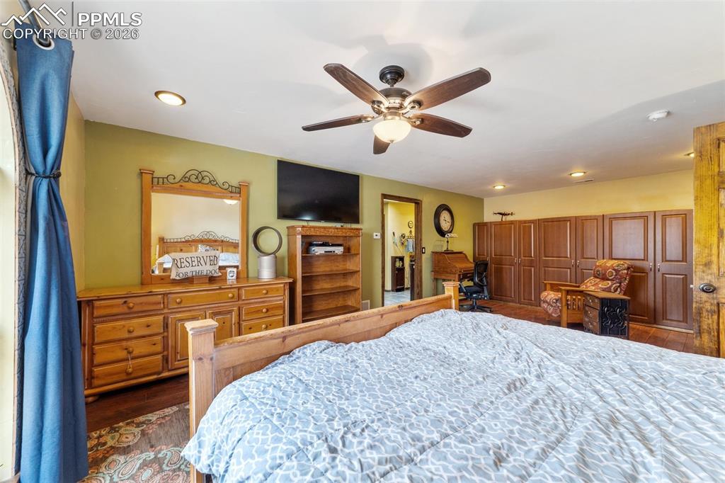 Image 14 of 30: Bedroom