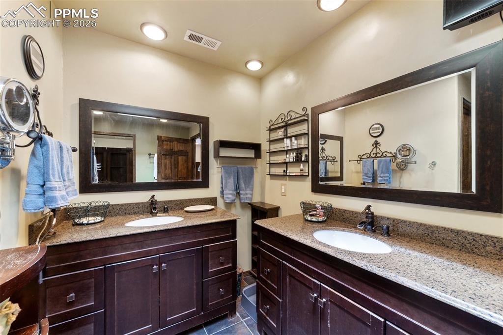 Image 15 of 30: Bathroom