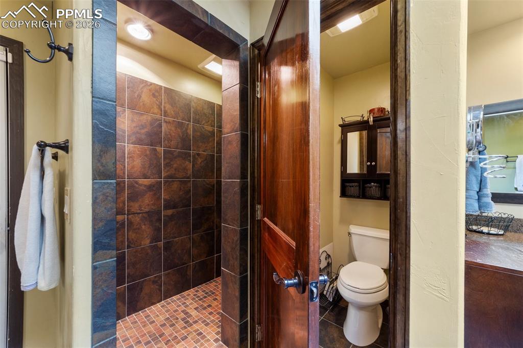 Image 16 of 30: Bathroom