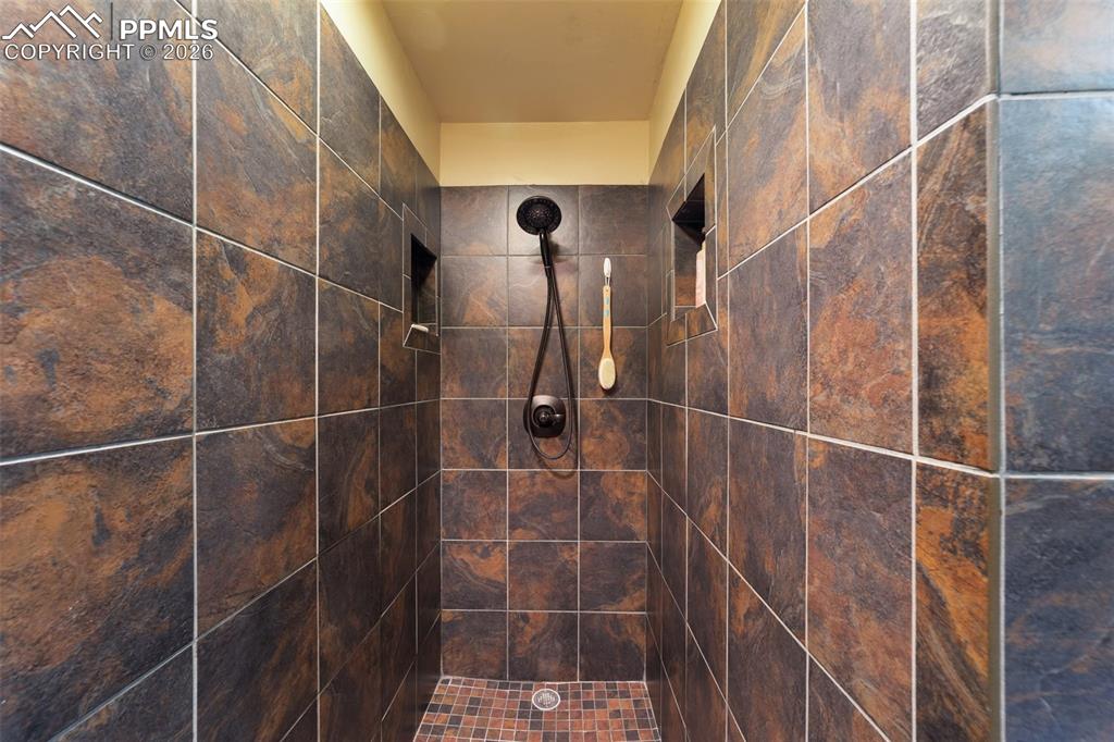 Image 17 of 30: Bathroom