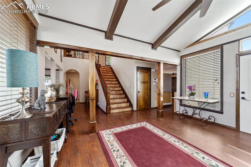 Image 20 of 30: Entry