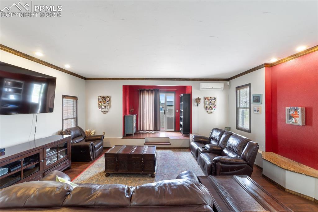 Image 24 of 30: Living Room