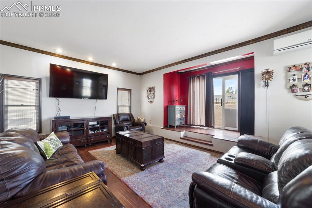 Image 25 of 30: Living Room