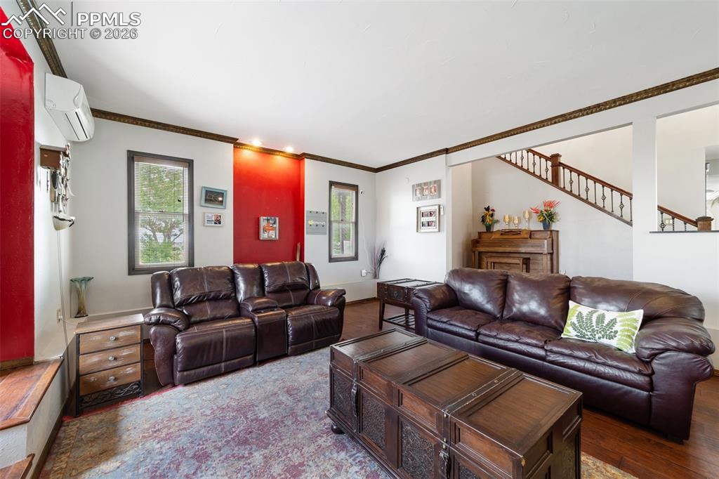 Image 27 of 30: Living Room