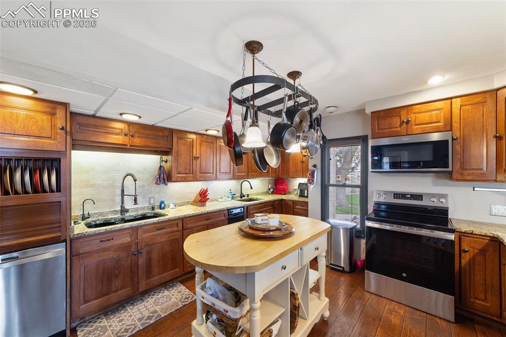 Image 29 of 30: Kitchen