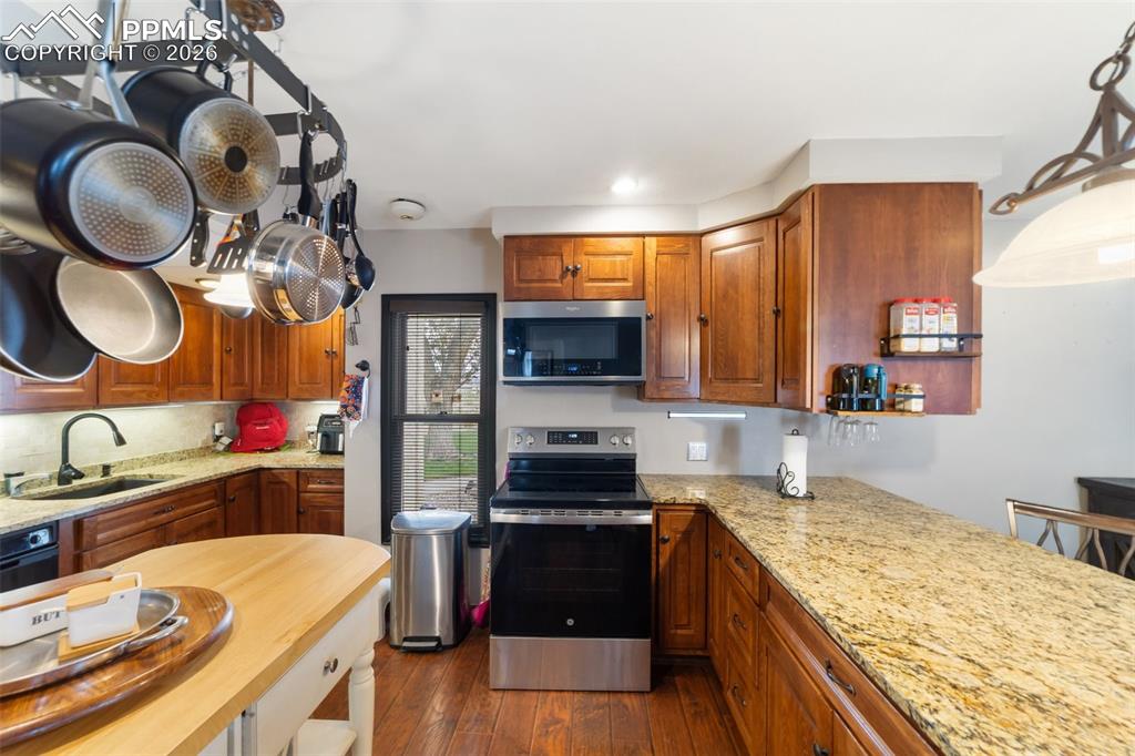 Image 30 of 30: Kitchen