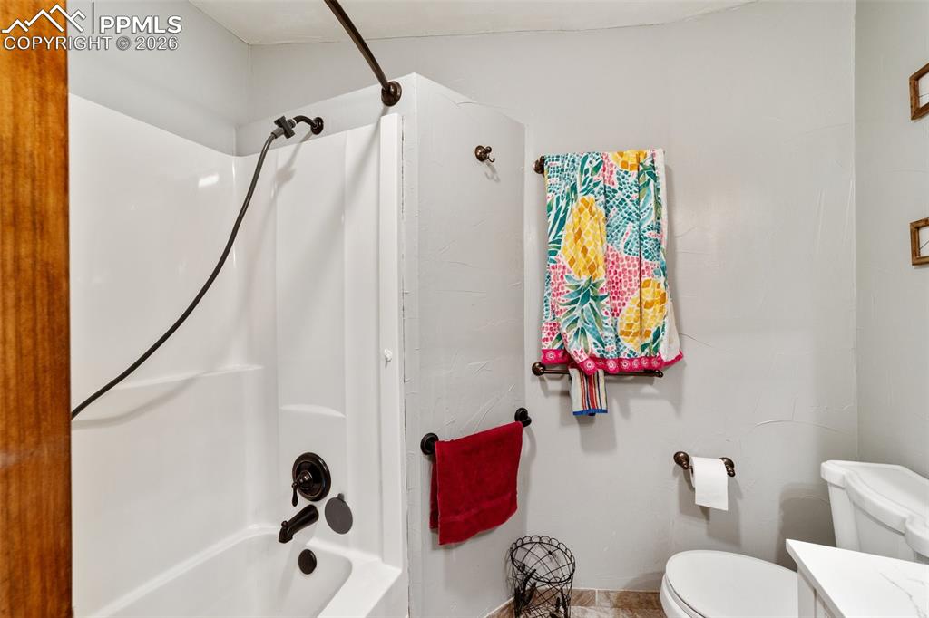 Image 6 of 30: Bathroom