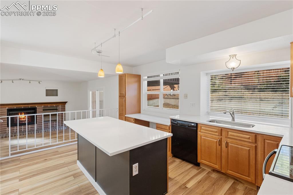 Image 18 of 50: Kitchen