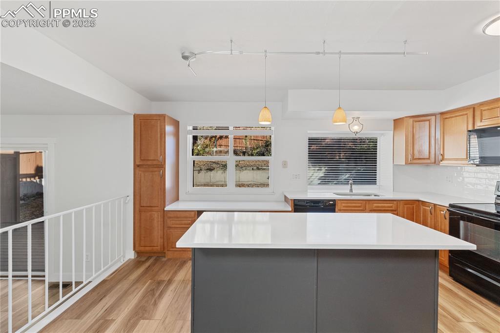 Image 19 of 50: Kitchen