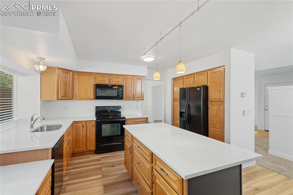 Image 20 of 50: Kitchen