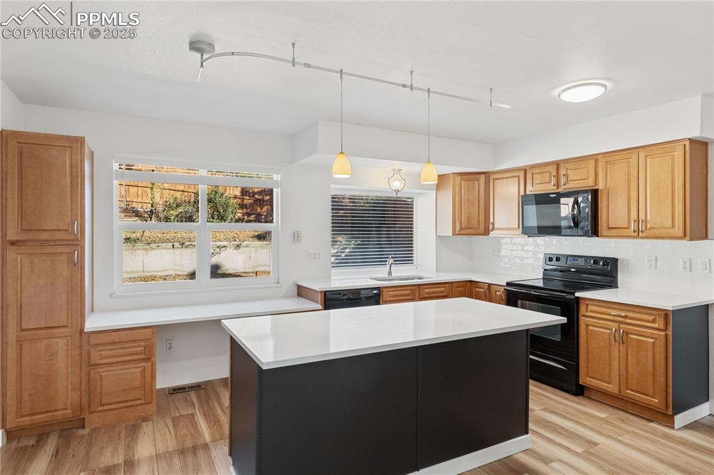 Image 21 of 50: Kitchen