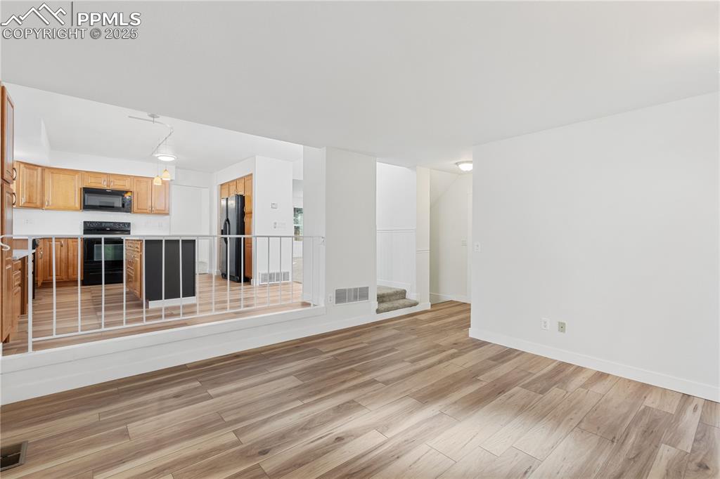 Image 23 of 50: Living Room