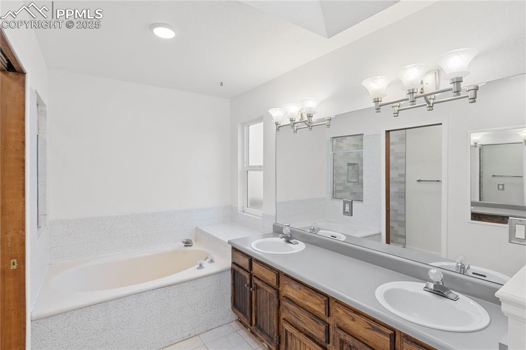 Image 30 of 50: Bathroom