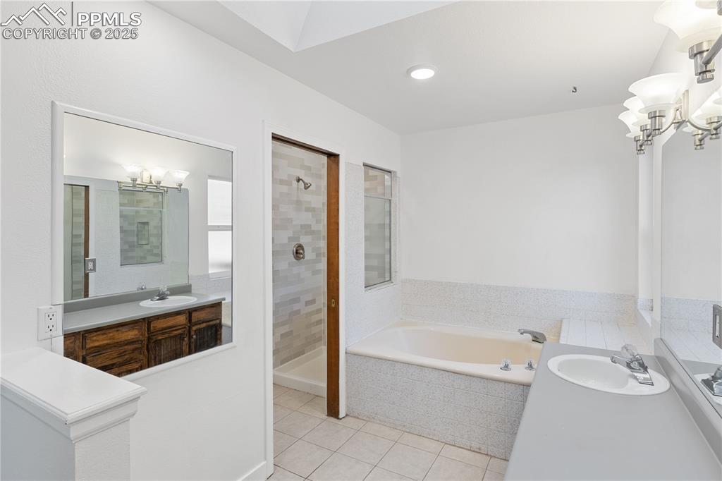 Image 31 of 50: Bathroom