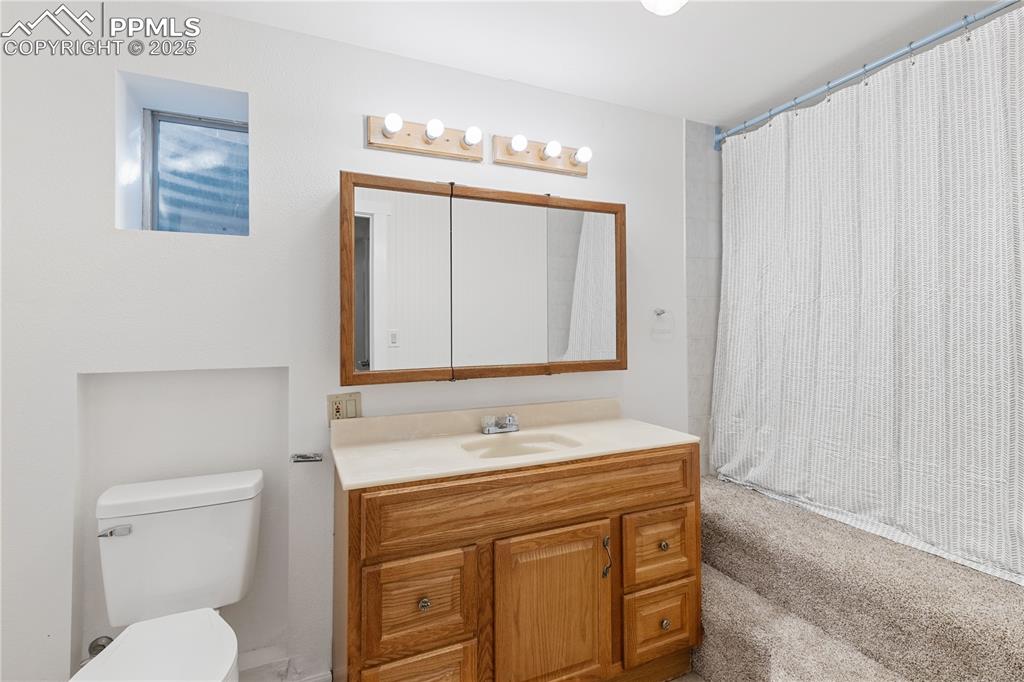 Image 35 of 50: Bathroom