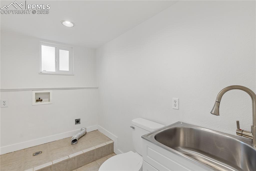 Image 41 of 50: Laundry