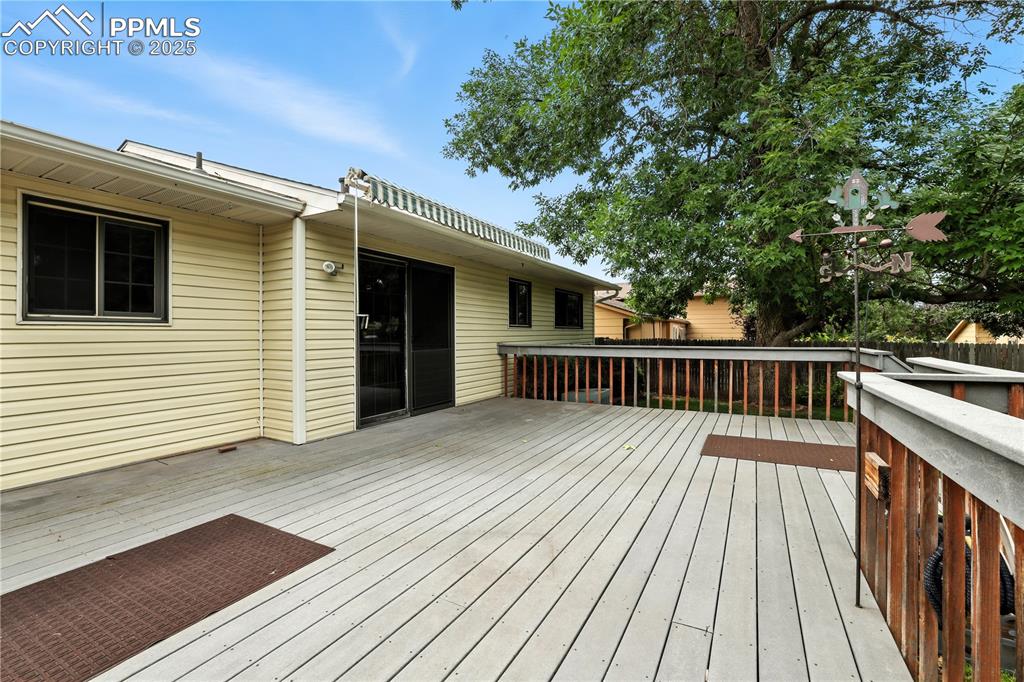 Image 9 of 50: Composite low-maintenace decking!