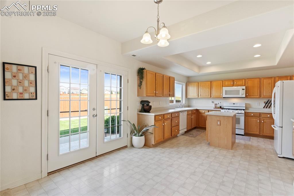 Image 15 of 38: Kitchen