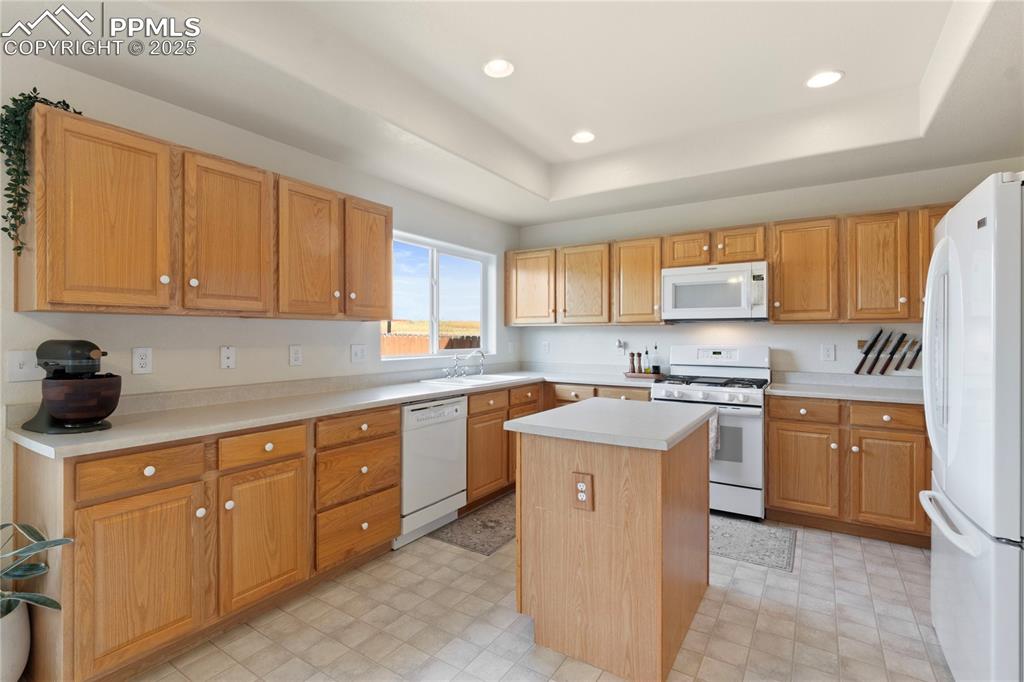 Image 16 of 38: Kitchen