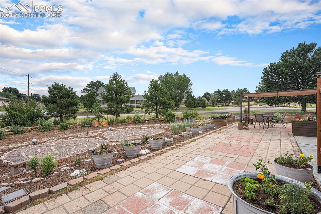 Image 28 of 31: View of patio