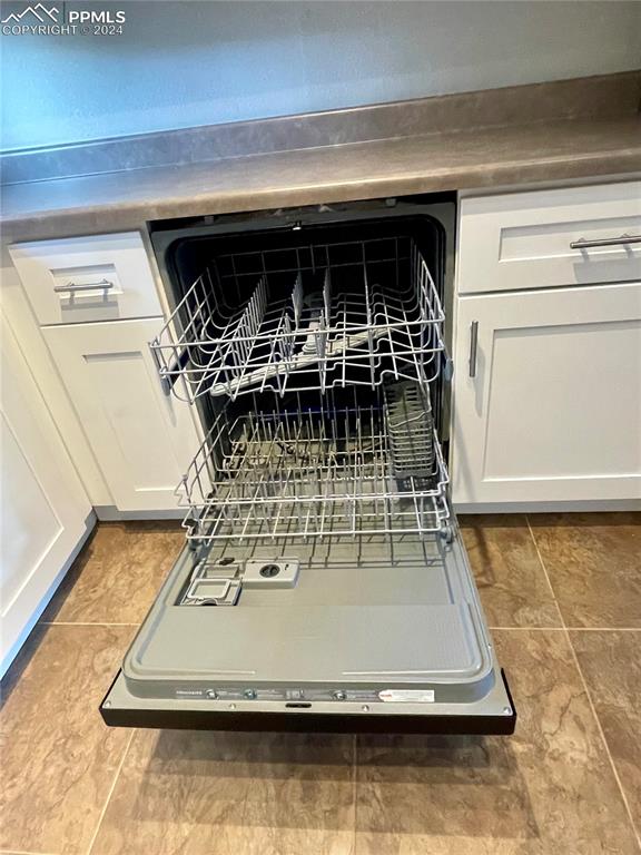 Image 13 of 47: Stain-steel dishwasher