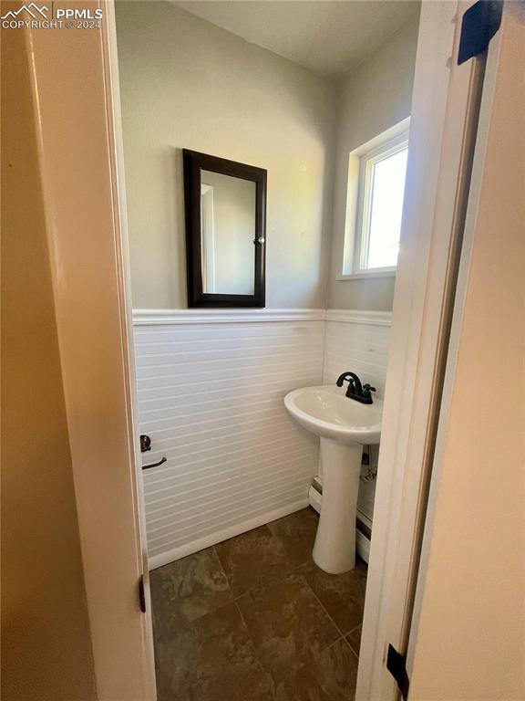 Image 18 of 47: Main level Master Half-Bathroom.