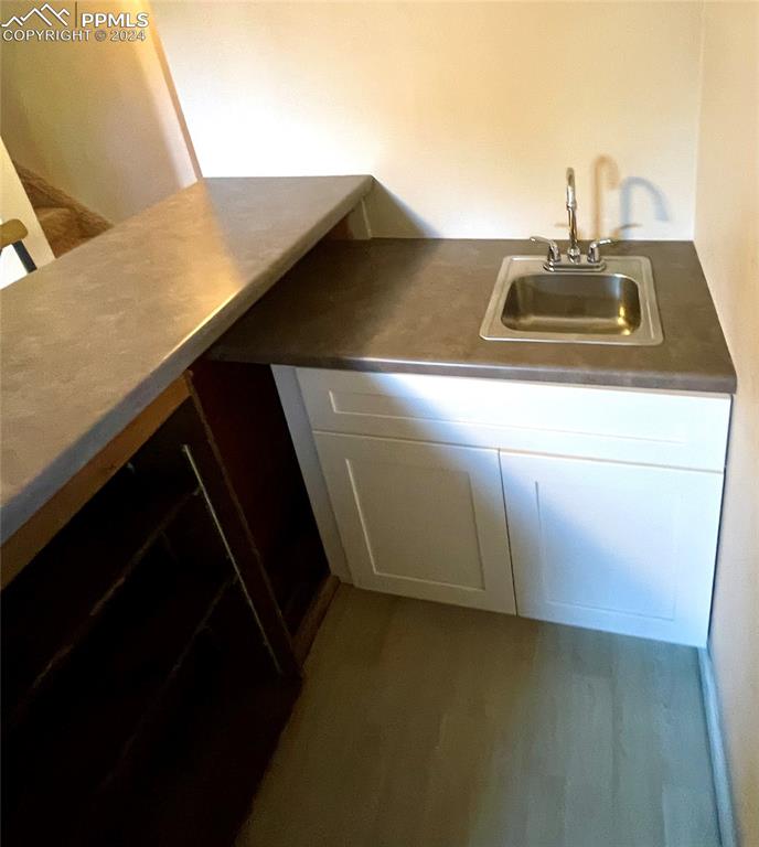 Image 29 of 47: Wet bar in Basement Family Room.