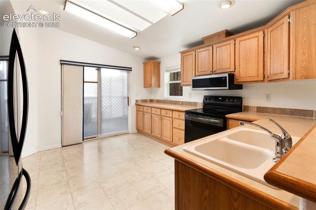 Image 10 of 50: Kitchen