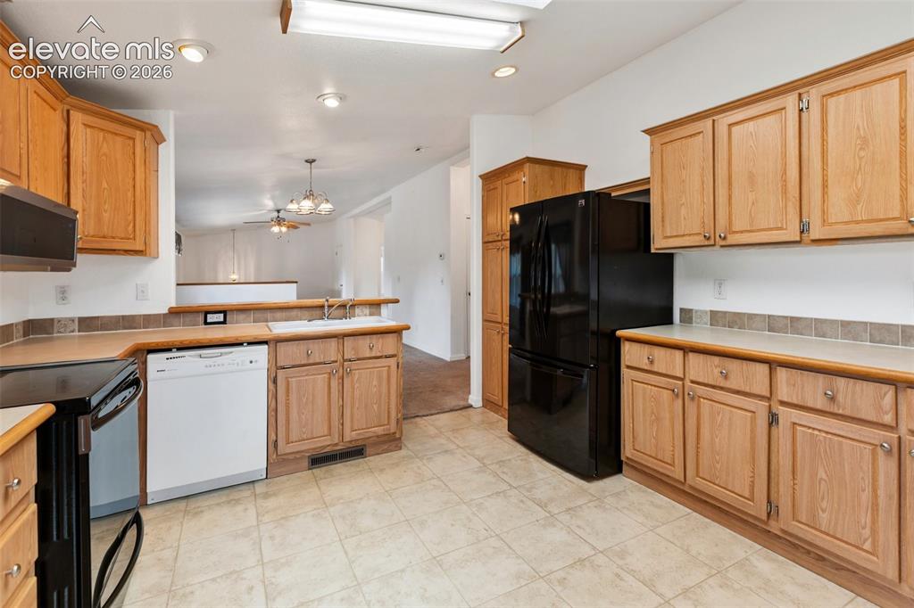 Image 11 of 50: Kitchen