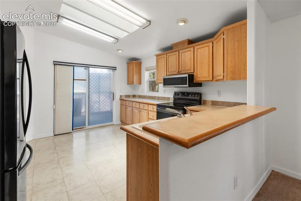 Image 8 of 50: Kitchen
